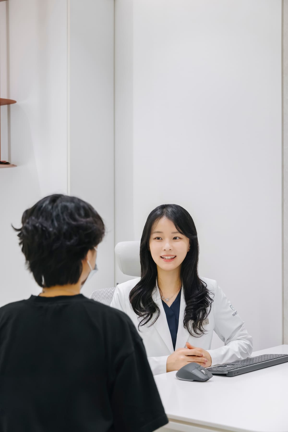 송민경 미용원장이 환자와 상담하는 모습